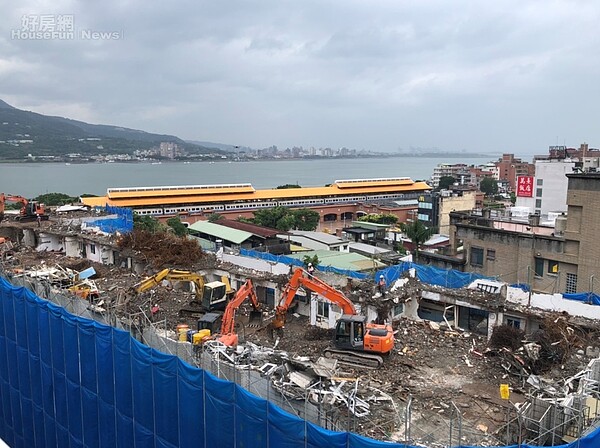 新北市長侯友宜表示,淡水東來大廈在明年2月份就能夠拆除完畢。照片新北市政府提供