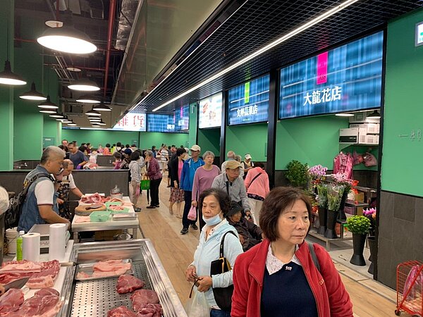 大龍市場試營運現場,不少舊雨新知都搶來感受老市場的新風貌。圖/台北市政府提供