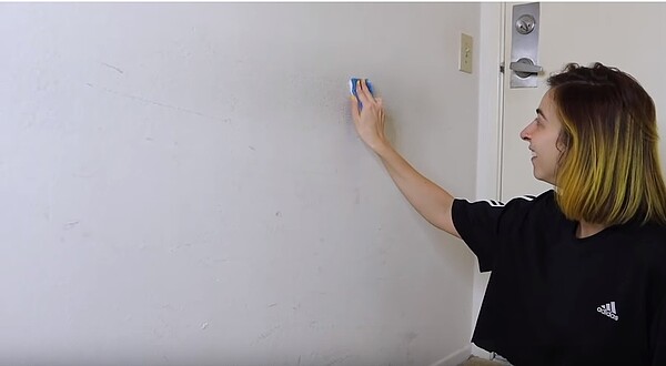 牆面除霉。圖/截自YouTube Gabbie Hanna