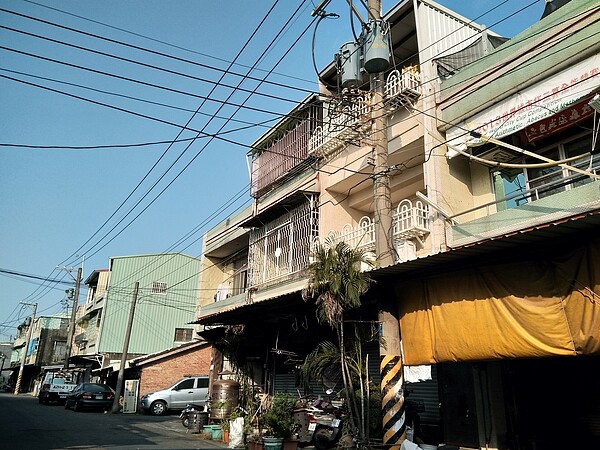 嘉義縣山中村牛斗山路有17件違建,因為危險度較低,尚待違建人向嘉義縣政府補辦合法手續。記者陳玫伶/攝影
