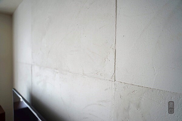 珪藻土牆面塗層能幫助牆壁吸濕排乾。圖/取自臉書春日珪藻土