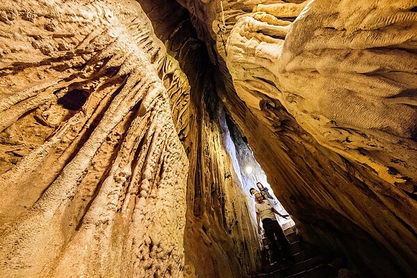 墾丁國家森林遊樂區由石灰岩地質形成的仙洞和銀龍洞，因周邊設施整修，施工期間暫時封閉。圖／屏東林管處提供