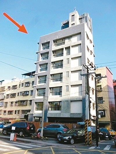 北市南港研究院路一棟七層樓三年新成屋，因建商財務問題，2至7樓淪落法拍，前兩拍均流標，本月4日進行三拍，總價降至6956萬、每坪約32萬元，仍無人投標收場。 圖／取自司法院公告