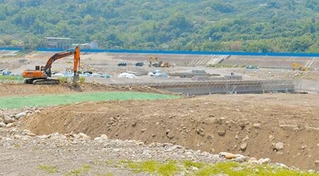 鳥嘴潭人工湖還未動工,已開始整地,環保局加強取締空氣、噪音汙染。圖/記者廖志晃攝影