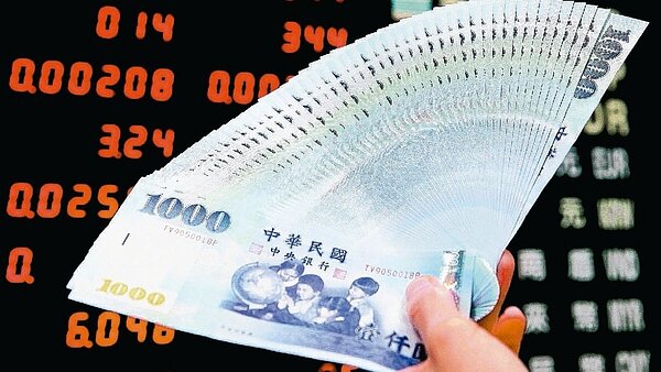 新台幣匯率5日升值3.4分,收在30.371元。 本報系資料庫