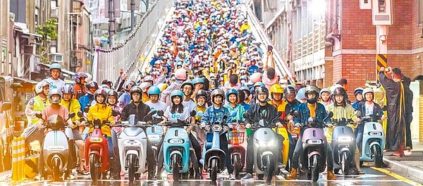 今年電動機車快閃台北橋,Gogoro、YAMAHA、A Motor宏佳騰、GoShare總動員,總計突破1572台,超越去年金氏世界紀錄。(Gogoro提供)