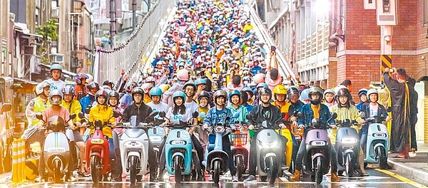 今年電動機車快閃台北橋，Gogoro、YAMAHA、A Motor宏佳騰、GoShare總動員，總計突破1572台，超越去年金氏世界紀錄。（Gogoro提供）