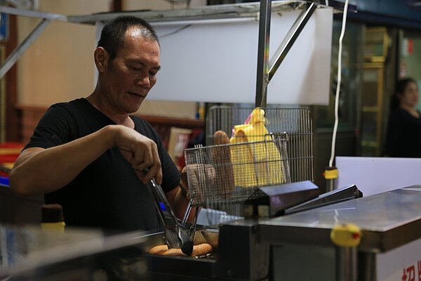 52歲的烏子修中年面臨轉職,工作卻越來越難找,他也參加職訓課程,現在已是「夯Bar串燒」負責人。圖/新北勞工局提供