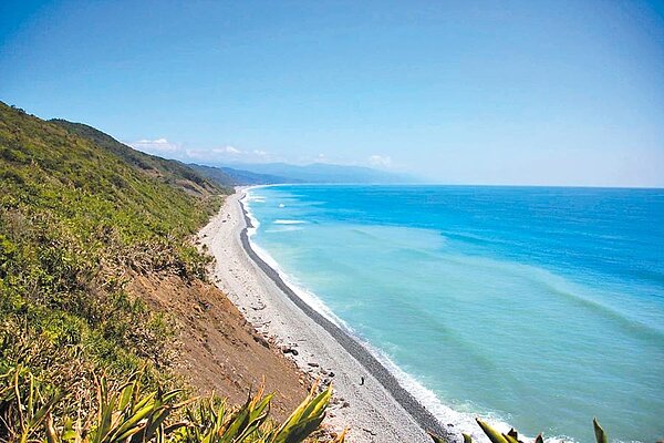 台26線屏東旭海到台東南田的最後7公里胎死腹中,恆春文史工作者念吉成寫《祕境「台26」》一書時,不禁感慨公路的未開通間接影響文化的發展。(謝佳潾攝)