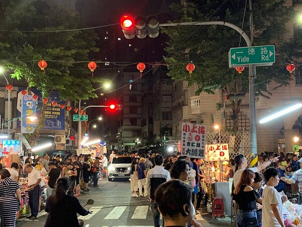 一德夜市7天落日條款已到,要取得居民同意才能就地合法化,否則就要輔導到他處營運。圖/高雄市經發局提供