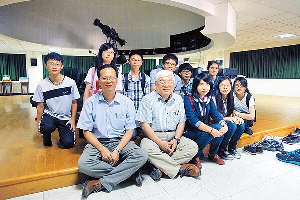 中央大學主導參加國際「泛星計畫」,中興大學附屬高中團隊發現了一顆比海王星還遙遠的小行星,這是全球首次由高中生發現海王星之外的太陽系天體。(中央大學天文所提供/林志成台北傳真)