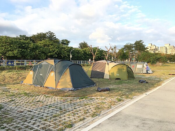 以新手露營體驗為主題,打造免裝備就能入住的懶人露營。圖/新北市水利局提供