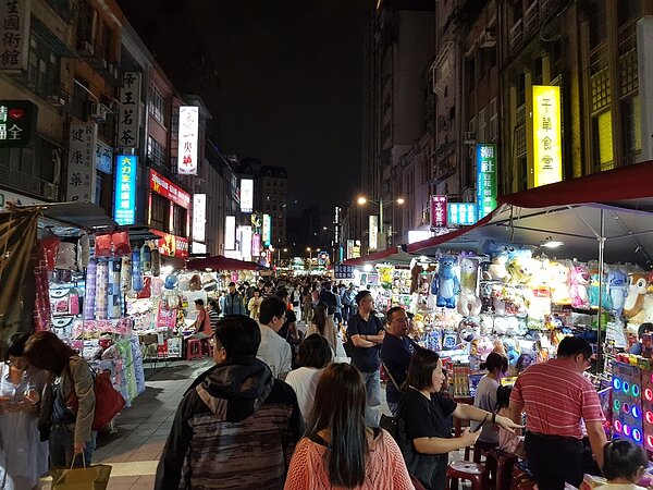 台北市寧夏夜市觀光協會與外送平台Uber Eats合作，預計11月中旬（約20日）先讓20家有意願且出餐速度夠快的餐飲攤販或店家在平台業者App上架。記者翁浩然／攝影 