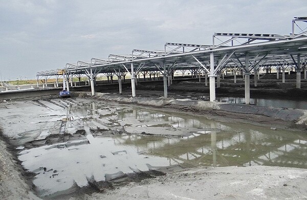 台西養殖區原計畫要開發為綠能專區,在魚塭種電但如今開發方向變動,引發地方議論。圖/本報資料照