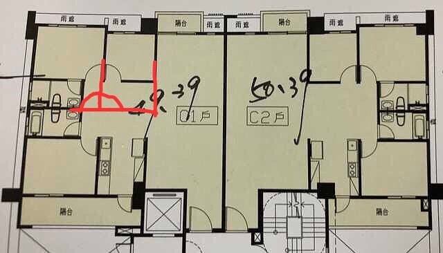 網友提出解法，將主臥與相鄰臥室牆壁多做出來。圖／摘自PTT