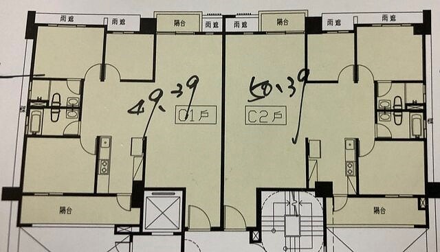 平面圖兩戶都屬於正方形格局，卻因隔間規畫不佳浪費了正中間的坪效。圖／摘自PTT