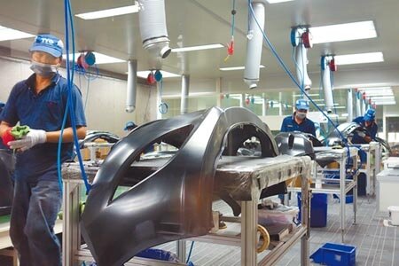 為搶救本土汽車業,關鍵零組件進口關稅可望調降,圖為汽車零件廠商生產線。(本報資料照片)