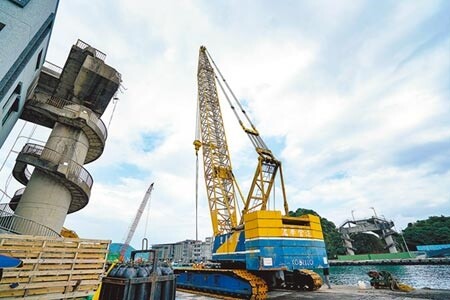 隨南方澳跨港大橋拆除告一段落後，從昨起進入大橋重建期，新橋預估花費5.3億元，期程36個月，舊橋的引道也會拆除重建。（李忠一攝）