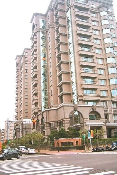 信義區屋齡20年豪宅冠德花園城堡10樓戶交易,總價約1.5億元,每坪119萬元。 圖/聯合報系資料照片