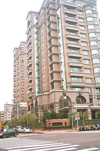 信義區屋齡20年豪宅冠德花園城堡10樓戶交易,總價約1.5億元,每坪119萬元。 圖/聯合報系資料照片