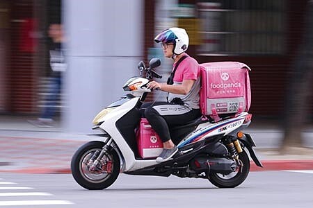 
家樂福跟foodpanda合作外送服務的店舖，首家先以台北東興店開始測試。圖／本報資料照片
 