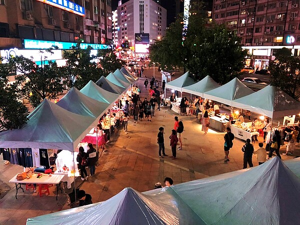 東區商圈的頂好廣場經整修改善後腹地變大,成為地方辦理藝文、人文及市集活動之場域。圖/北市商業處提供