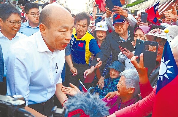 韓國瑜傾聽之旅7日下午來到新竹縣北埔慈天宮參香，受到大批支持者簇擁歡迎。（陳育賢攝）