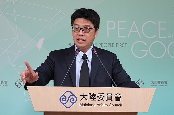 陸委會發言人邱垂正表示，依兩岸條例規定，台灣人民不得在大陸設籍或領用大陸護照。 圖／聯合報系資料照片