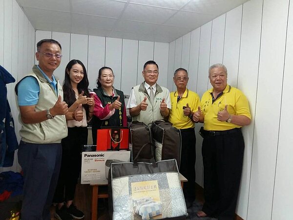 台南市勞工局長王鑫基(右三)與志工將整修好的二手桌椅以及多床棉被,送給白河區岡姓原住民弱勢勞工一家。 圖/勞工局提供