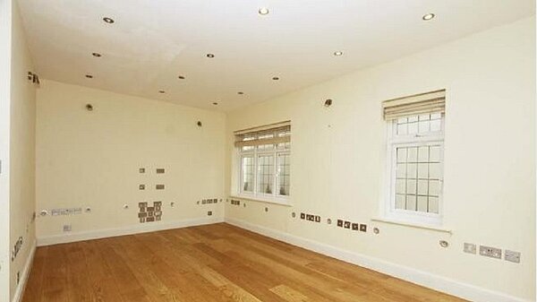 不少網友看到屋內有如此多的插座，紛紛都驚呆了。(圖／翻攝自rightmove房屋網)