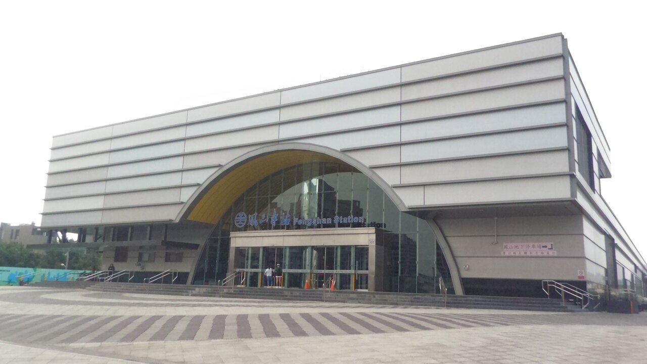 自強號列車今天上午停鳳山火車站，停車後又開車，造成5名旅客跌傷。記者林保光/攝影