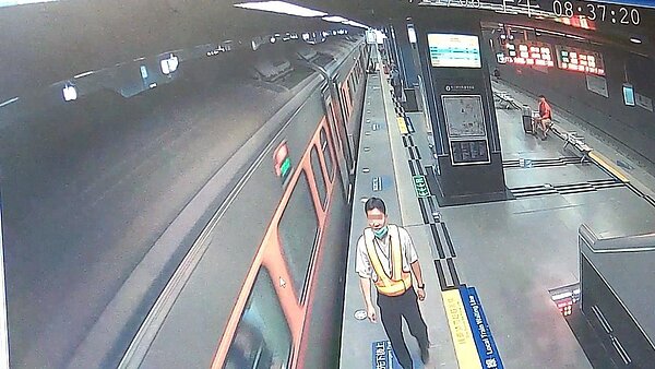 台鐵自強號列車今天在鳳山站因停車又開，造成旅客受傷。記者林保光／翻攝