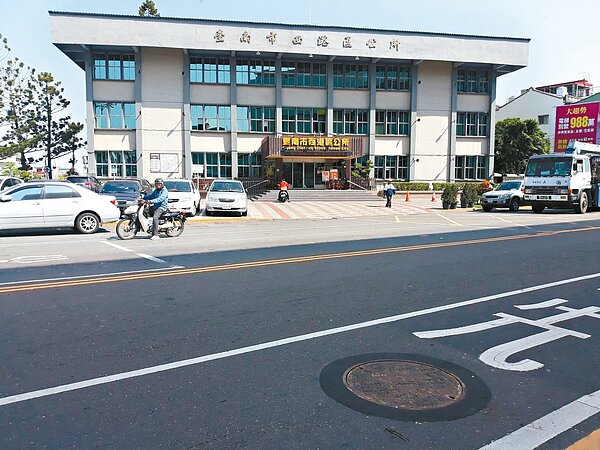 台南市約有40萬個人手孔蓋,目前已完成8萬個下地,另外也有利用新工法讓路上的人手孔蓋較為平坦。 圖/台南市工務局提供