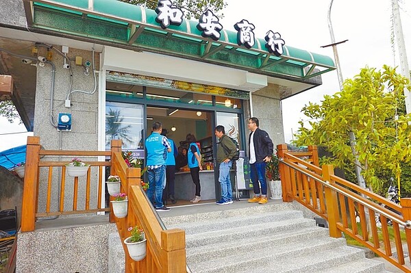 花蓮市立殯儀館首度引進便利商店，為治喪民眾提供更優質的服務。（花蓮市公所提供／王志偉花蓮傳真）