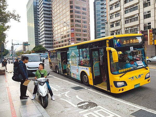 台北市府轉運站前公車停靠區，11月起採用科技執法抓違停，上路1周已高達136件違規。（張薷攝）