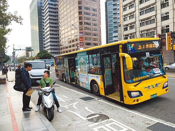 台北市府轉運站前公車停靠區，11月起採用科技執法抓違停，上路1周已高達136件違規。（張薷攝）