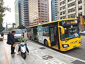 北市府轉運站前抓違停　7天累積136件