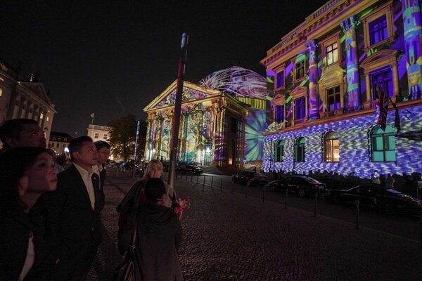 新竹市長林智堅與市府團隊，10月參訪德國柏林燈節，跟策展團隊深度討論交流，吸取經驗為2021年在新竹市舉辦的台灣燈會做準備。圖／市府提供