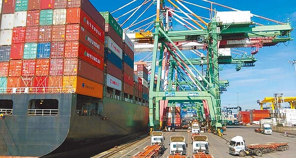 財政部昨公布10月出口,共289.9億美元,單月年減1.5%,為連續第2個月負增長。圖為 貨櫃裝卸。(港務公司提供)