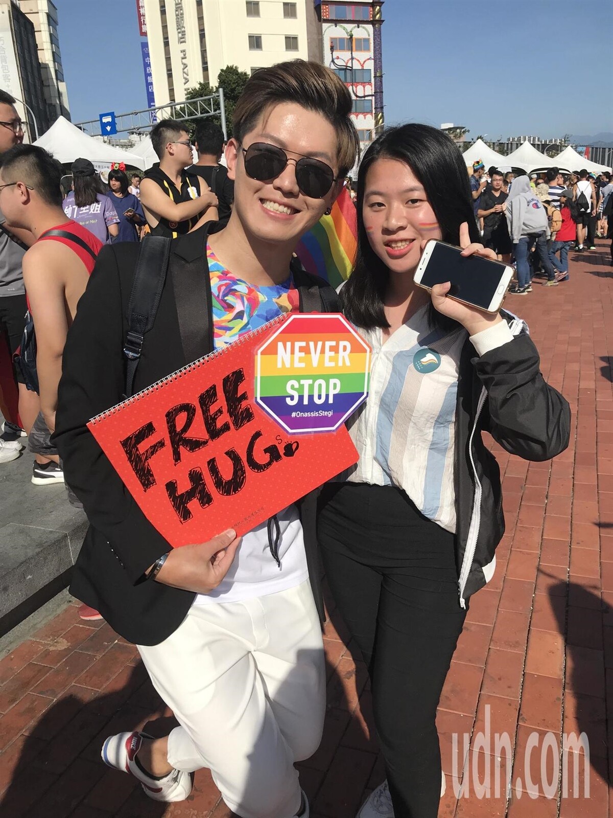 台中市的雷姓男子今天高舉「FREE HUG」牌子，希望藉由擁抱，傳遞歡樂、幸福與愛，16歲的陳姓學生看到雷男高舉牌子，主動趨前擁抱熱情回應，支持用愛傳遞正向能量。記者林佩均／攝影