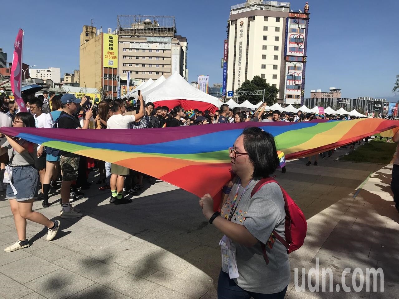 台中同志大遊行今年邁入第九屆，由人群組成的彩虹隊伍，今天下午在台中市火車站舊站熱情出發。記者林佩均／攝影