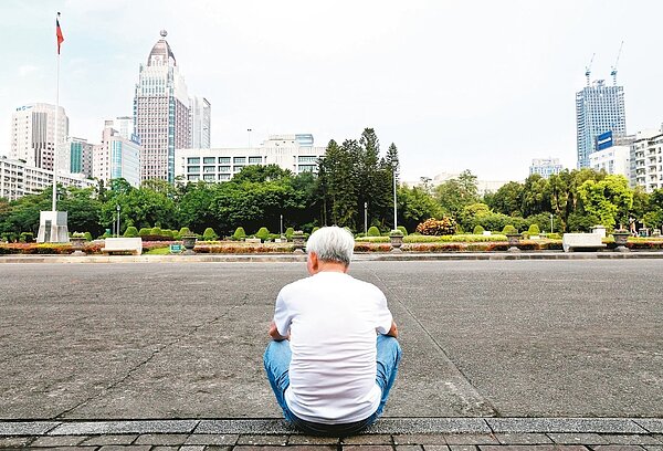 台灣人口紅利已失，加上少子化及老化加速影響，今年極可能出生人數首次低於死亡人數，較國發會人口推估提早一年。 本報資料照片