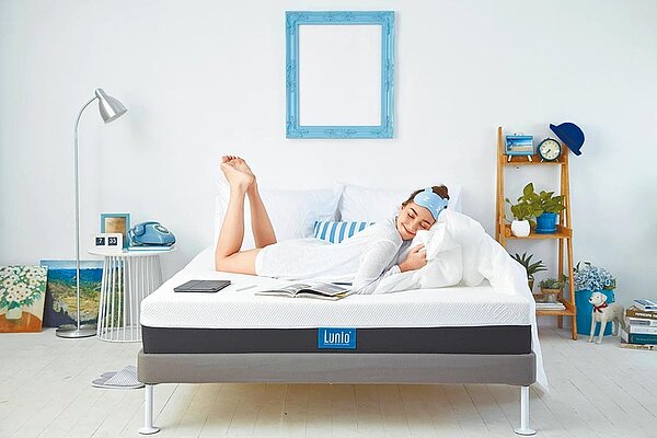 挑對床可以幫助睡眠,專家建議,試躺抓15分鐘為單位,挑服貼支撐脊椎、真正放鬆者最佳。(Lunio樂誼臥提供)