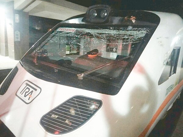 台鐵太魯閣號列車前晚行經花蓮和平站時,疑因列車集電弓勾落電車線,還砸中車頭,駕駛艙擋風玻璃碎裂。 圖/民眾提供