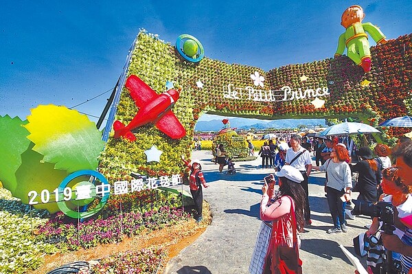 台中國際花毯節9日在新社與花海「合體」登場。（陳淑娥攝）