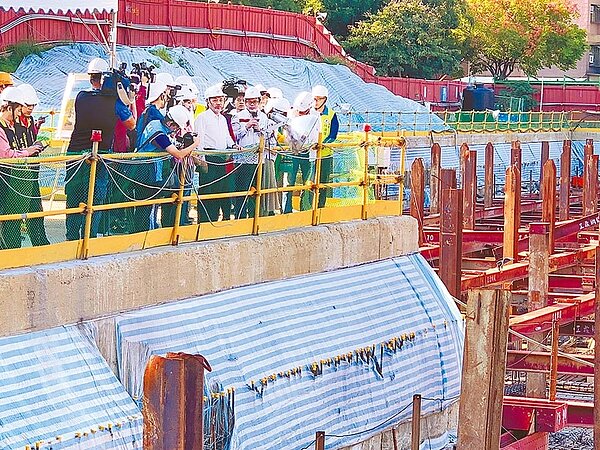 新北市府去年9月動工闢建板橋音樂公園地下停車場,將再新增511個汽車位、100個機車位,力拚明年6月完工。(許哲瑗攝)