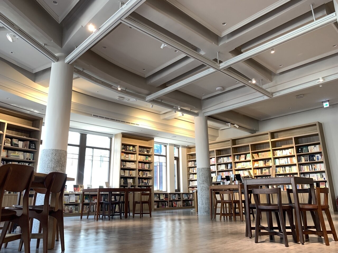 消失21年的中央書局,2015年上善人文基金會承接,歷時3年「復舊」整修翻新,打造現代化的閱讀、喫茶空間。 記者喻文玟/攝影)