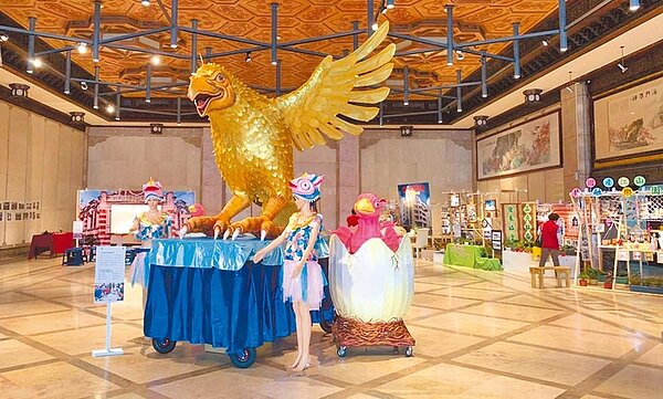 為期一周的基隆社造DNA成果展,金色翔鷹相當吸睛。(基隆市府提供/許家寧基隆傳真)
