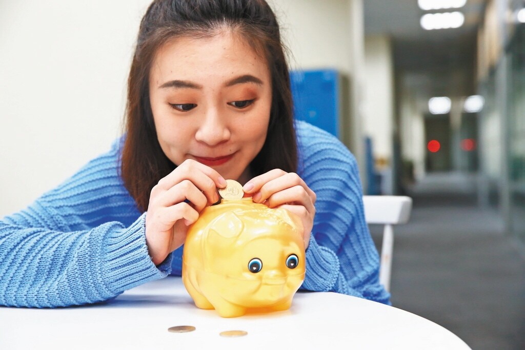 不少人會透過投保儲蓄險強迫自己存錢,但有網友分享自己5個月前買的儲蓄險,納悶這樣划不划算,想不到遭到許多人勸退。 報系資料照/記者高彬原攝影