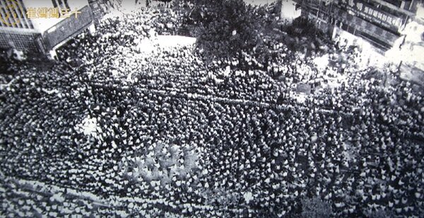 1989 年 8 月 26 日無殼蝸牛運動，近5萬人上街頭夜宿忠孝東路。圖／截自YouTube崔媽媽基金會